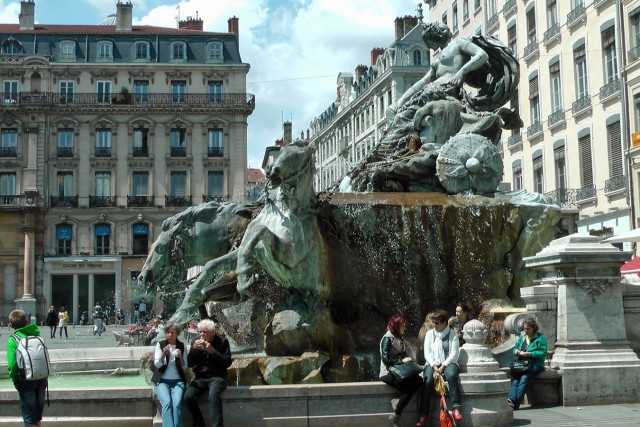 2/12. La fontaine Bartholdi représente la Garonne. 13:06.